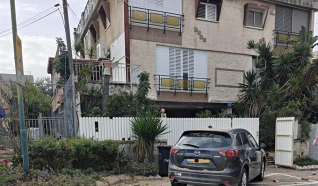 اضرار جسينة جراء سقوط شظايا صواريخ في ريشون لتسيون